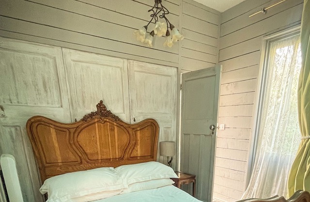 Cottage studio privé, compact et rustique, entouré de beauté.