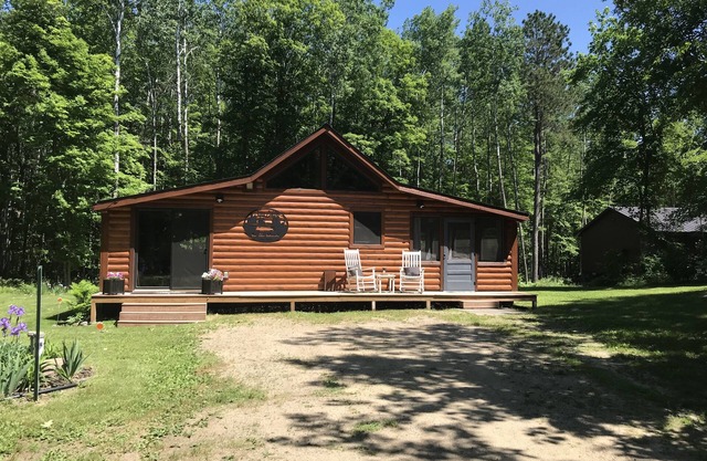 Tiny Cabin On Private 5 Acre Wooded Lot w/in 1.5 miles of WOMAN LAKE