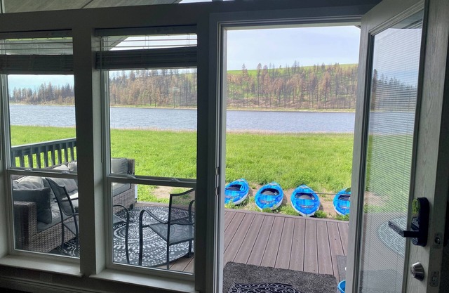 Tiny Farmhouse on the Lake -Family Farm Experience-Lakefront- Kayaks available!