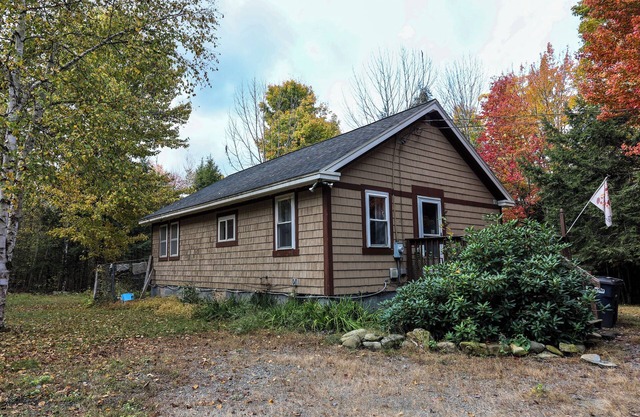 Tiny Home, Big Character. Close to Town, Lake, and Trails! Pet-Friendly!