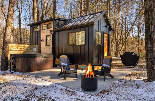 Frost @ Notestone Reserve fire pit + hot tub