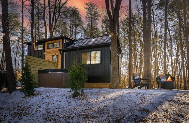 Whitman @ Notestone Reserve fire pit + hot tub