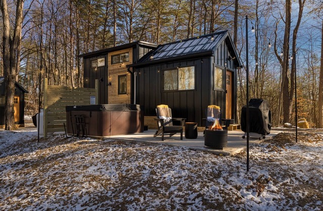 Hughes @ Notestone Reserve fire pit + hot tub