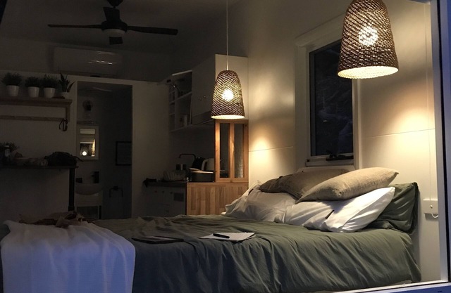 Tiny home for two, spa bath, fire pit, relax and escape in the Colo River valley