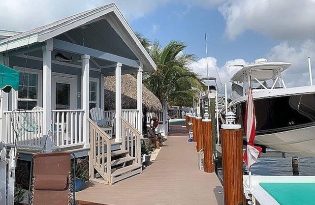 Tiny home in Key Largo with Private Dock, Tiki Hut and Boat Lift