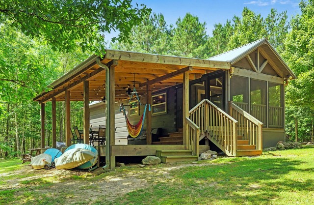Log Cabin Tiny House & 26 acres sur le lac Russell - Dog Friendly