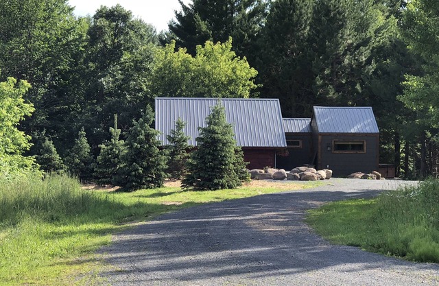 Tiny Home sur Snowshoe Creek et Little Wood Lake (stationnement pour véhicules de camping avec électricité)