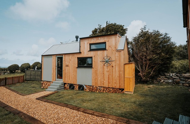 TINY HOME ROWAN, pet friendly, with open fire in Llanfechell