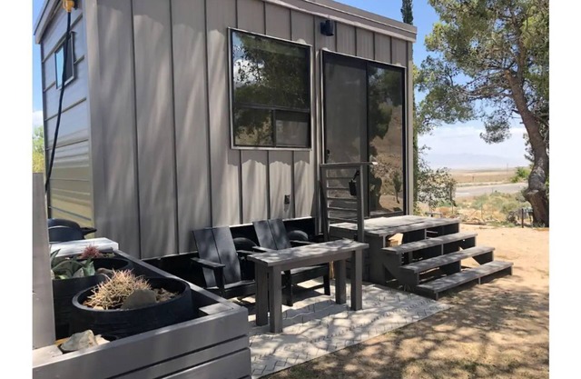 NEW "TINY" HOME w/ expansive views of the Sierras