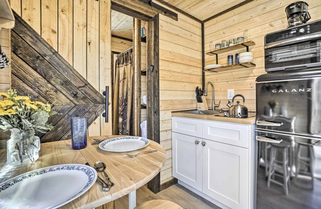 Tiny Home w/ Hot Tub By Mohican State Park!