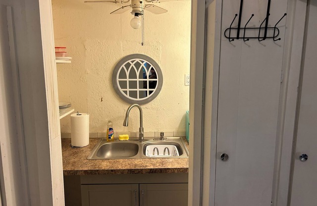 Tiny home with AC and WiFi in awesome St. Petersburg, fl