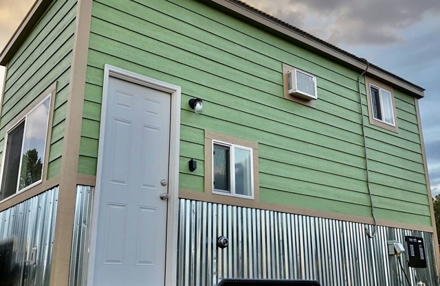 Tiny House, 30 min. to Grand Canyon and Air Conditioned!