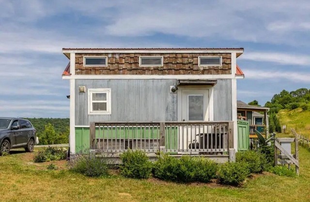 Petite maison au sommet d'une colline: VUES SPECTACULAIRES!