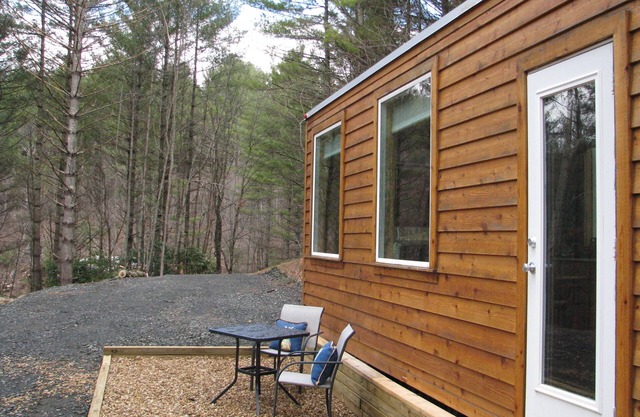 Petite maison sur roues en face de New River