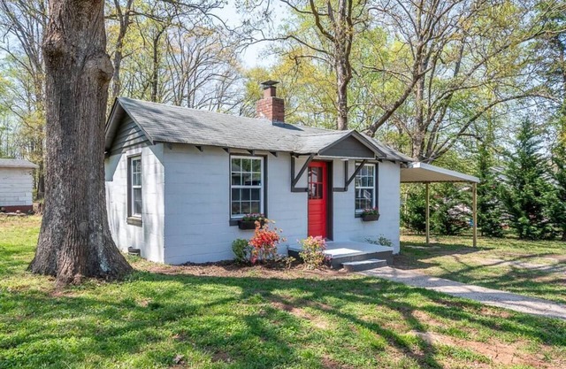 Tiny House w/ 1st Class Amenities- 12 Min to CLT
