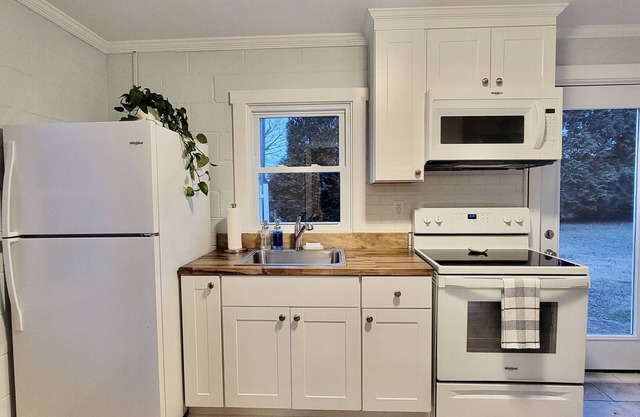 Tiny House w/ Loft 2 min. away from Town of Warsaw’s Main Street!