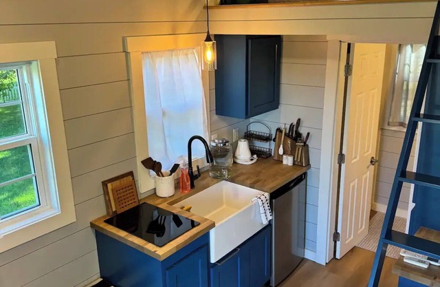 Tiny house w/ views, local amenities and charm.