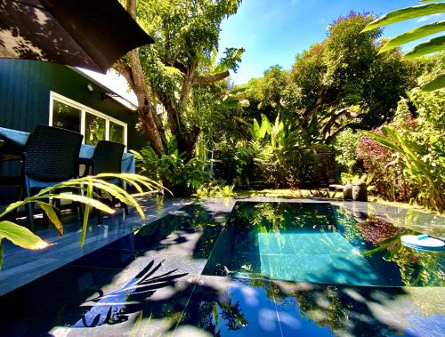 Tiny house with pool near Vaiava beach
