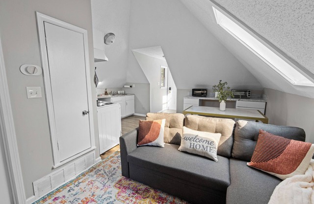 Tiny Loft on Cox - Central & Modern 1- Bedroom!