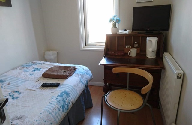 Petite chambre simple avec salle de bain partagée ssbyr