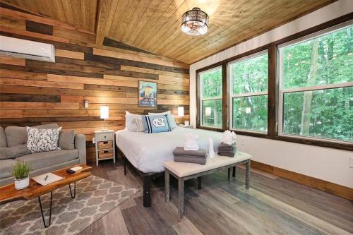 Tiny Tarheel Cozy Retreat Near UNC Tiny House