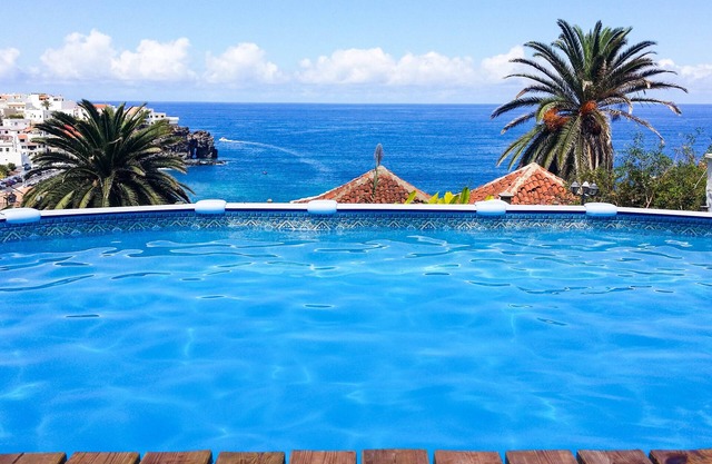 Villa typique avec vue directe sur la mer. Piscine privée. Aucun espace commun.