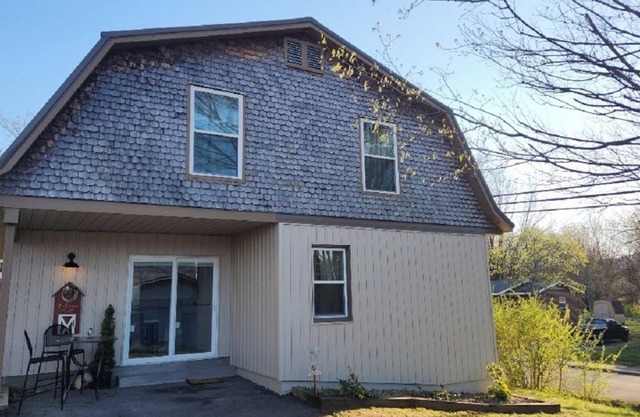 Titans Rest 3/2 House in historic Pikeville, TN near Fall Creek Falls State Park