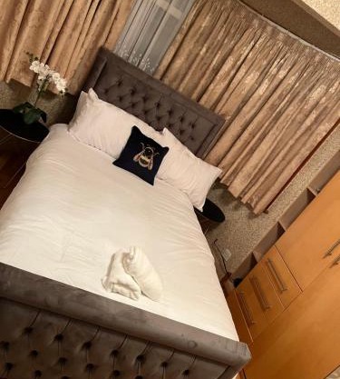 TJ Homes - One double bed room with garden view - Next to tube station