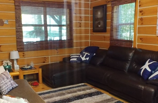 TLC LAKEHOUSE Hot Tub w/ Gazebo, boat canopy, 2 minutes to ramp , Wi-Fi