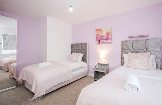 TMS Cheerful 5BDR house! Thurrock! Free Parking!