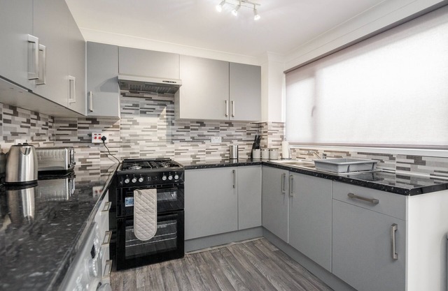 Lovely 3 Bed House-Tilbury-Free parking