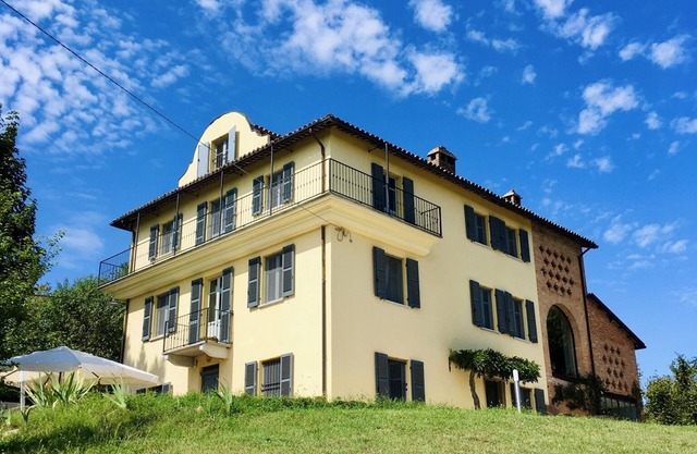 Maison de campagne villa sur sa propre colline avec une belle vue, piscine, WiFi