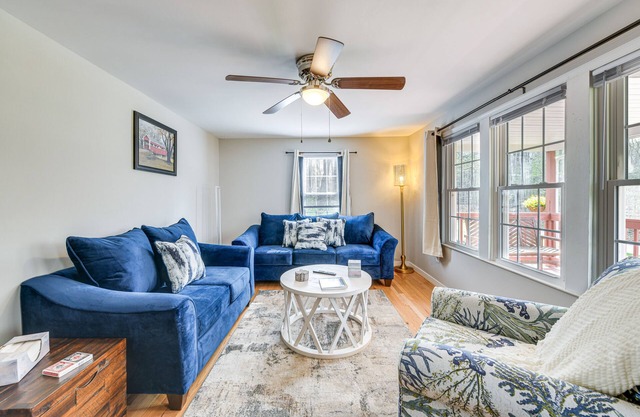 Toano Home w/ Screened Porch: Steps to Lake!