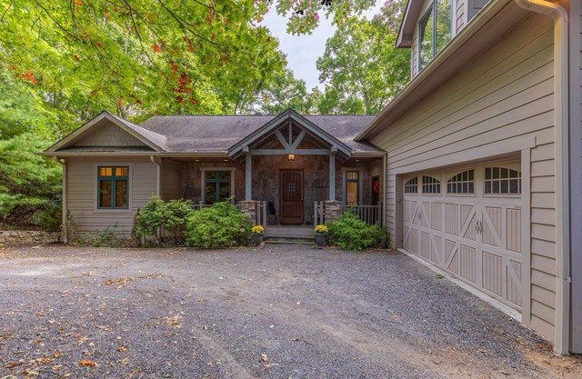 Tobey's Den - 4BR pet friendly home in Fleetwood with seasonal views & hot tub!