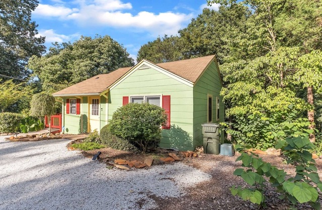 Toccoa House (2-Bedroom Cottage) - Handicap accessible - Pets Allowed by RedAwning