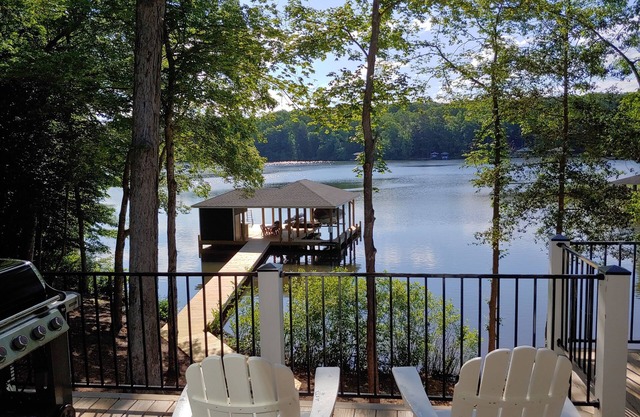 NOUVEAU! "Les pieds dans l'eau" au lac Gaston: une nouvelle maison personnalisée sur une grande crique