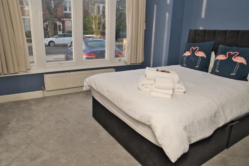 Together in Ealing, Delightful 2-Bed Flat with Garden, Patio & Parking, Sleeps 5