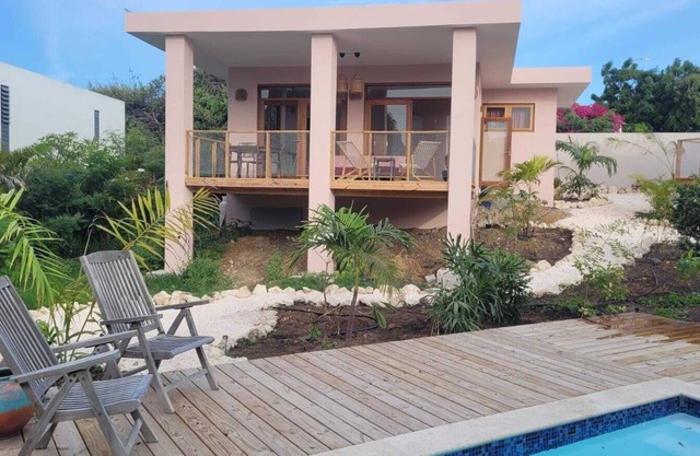 Toko Gem: Tropical getaway with spacious veranda and saltwater pool