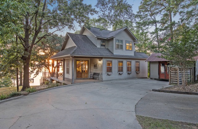 Toledo Bend Lakehouse - Mid Lake Waterfront Accueil Sur le lac principal | Couchers de soleil incroyables!