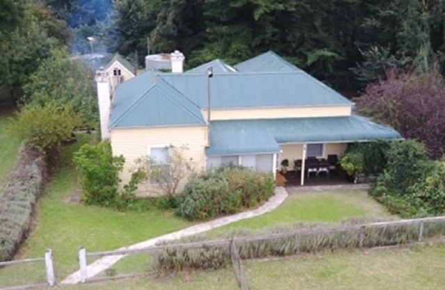 Tolka - une ferme traditionnelle près de la rivière