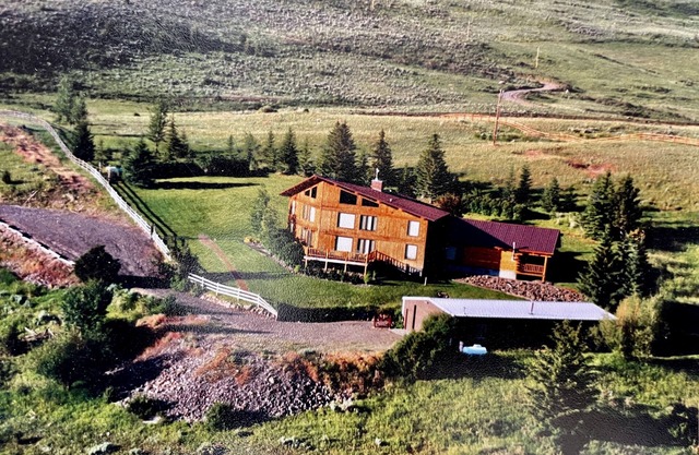 Cozy home with amazing views - Tom Miner Creek Main House