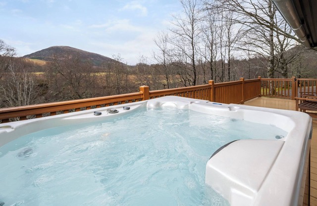 Fantastic traditional Scottish cabin situated in an elevated riverside setting.