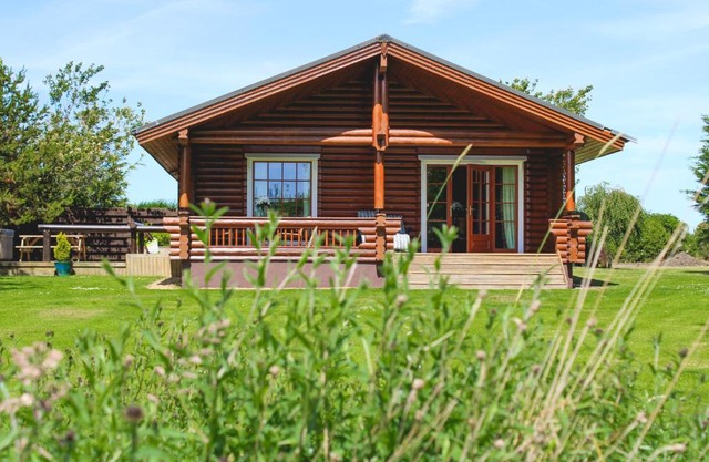 Tomatin - Luxury Two Bedroom Log Cabin with Hot Tub
