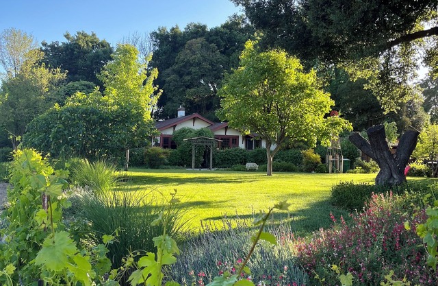 TomKat Oasis, Hébergement, Location de vacances