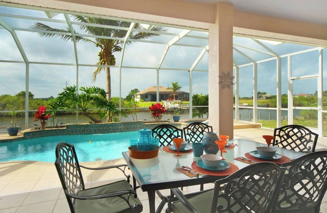 33% de réduction! -SWFL Rentals - Villa Ellis - Accueil piscine style Tommy Bahama avec accès au golfe au nord-ouest de Cape Coral