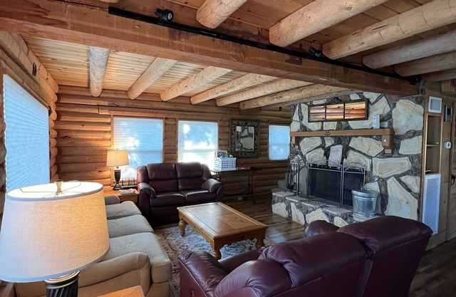 Tomos Landing-Walking Distance to the Marina, includes Private Slip