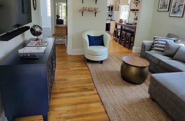 Top Deck- Upscale Downtown 2 BR w/fenced yard & garage parking