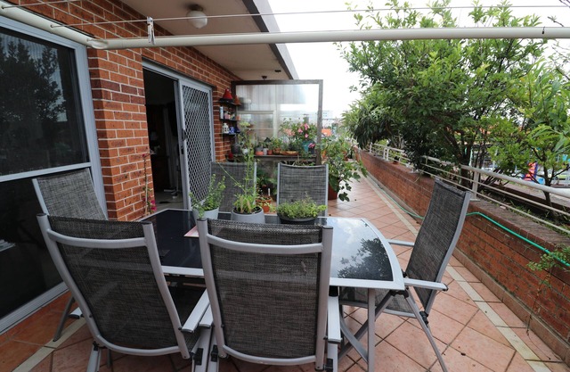 Top floor 2 bedroom apartment with leafy balcony, 5 min drive to beach and shops