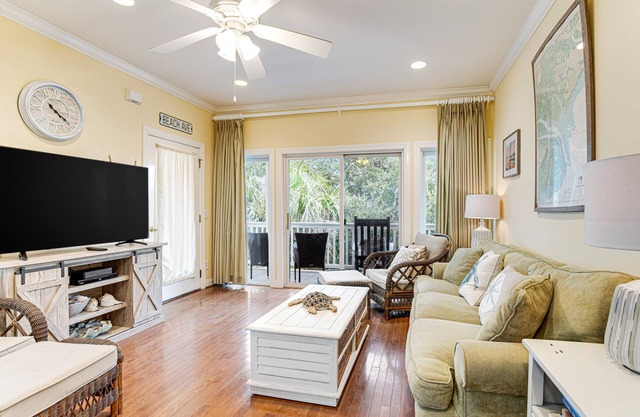 Top-floor 3rd-row condo with balcony, AC, outdoor pool & beach access