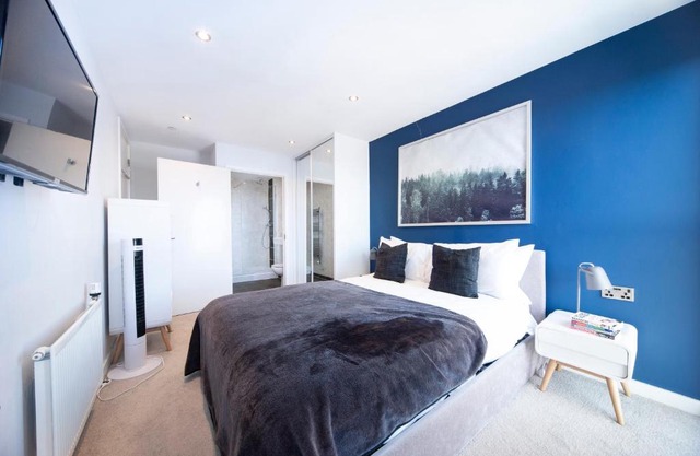 Top Floor Apt - 2 Bed/2 Bath + Private Balcony